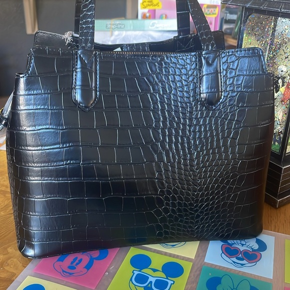 A new day purse converts to a crossbody or shoulder bag - Picture 2 of 5